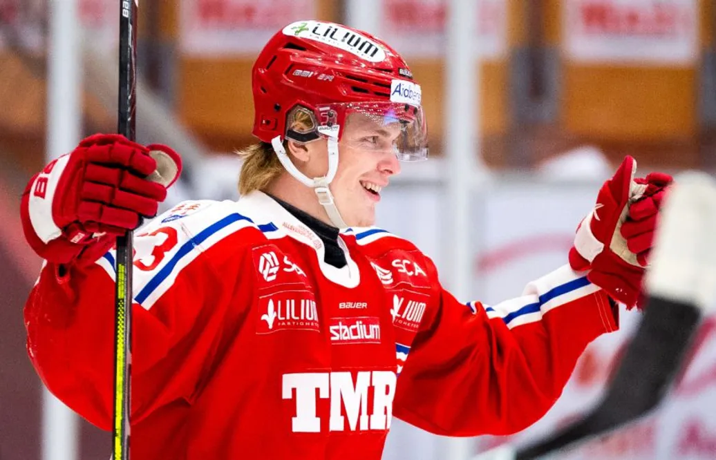 Forwarden följer med Timrå upp i SHL