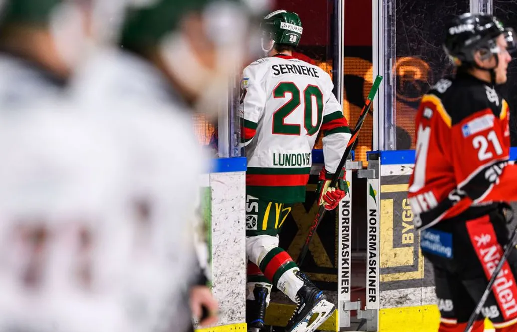 Lundqvist fick matchstraff: "Träffar mot huvudet"