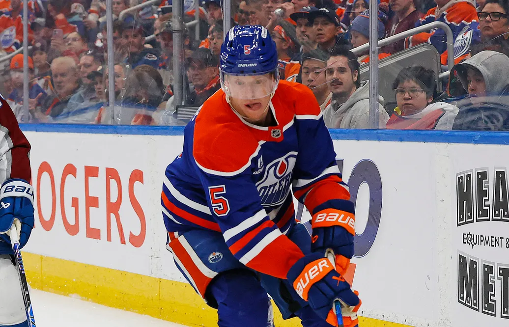 Connor Murphy blir kvar i Edmonton Oilers. Foto: Perry Nelson-Imagn Images