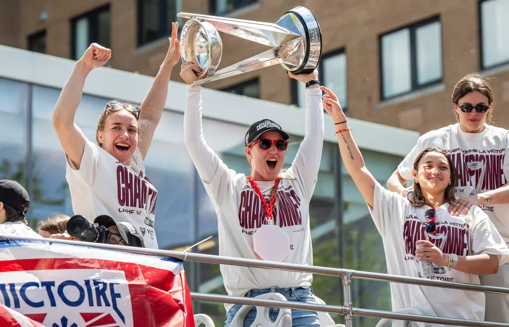 Montréal-målvakten Ann-Renee Desbiens firar med Walter Cup-pokalen.