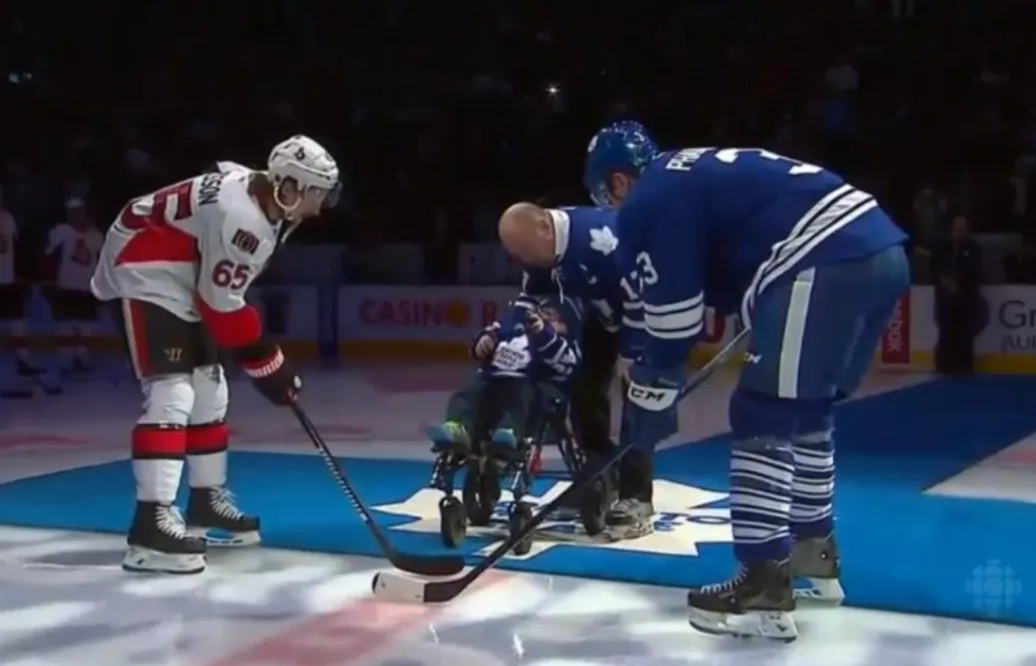 VIDEO: Torontos fantastiska gest – här får sjuke pojken släppa pucken