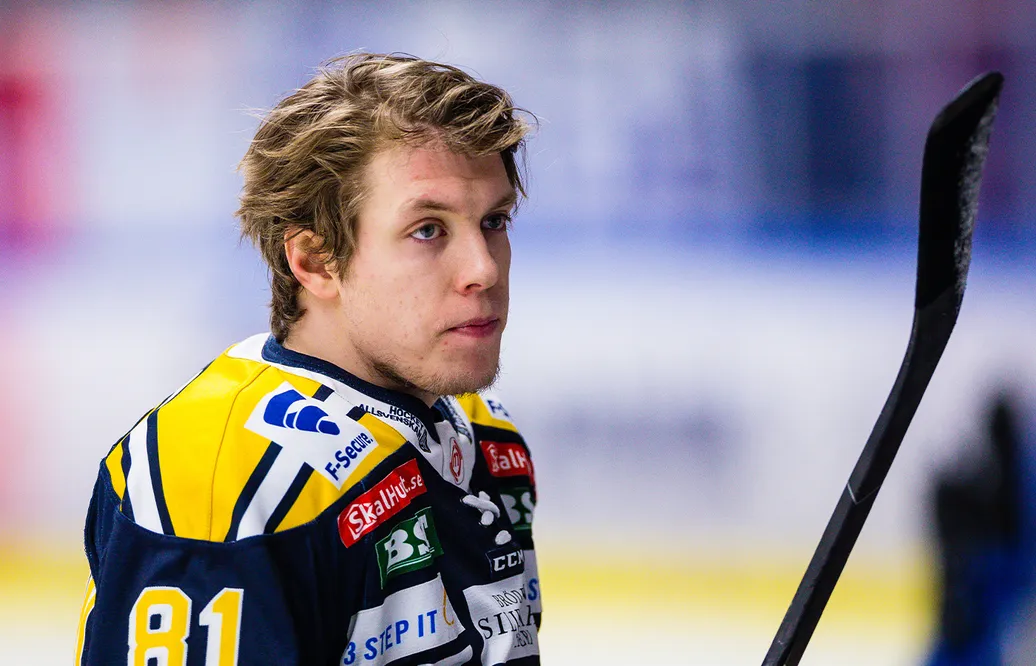 Emil Aronsson kliver ner i Hockeyettan. 