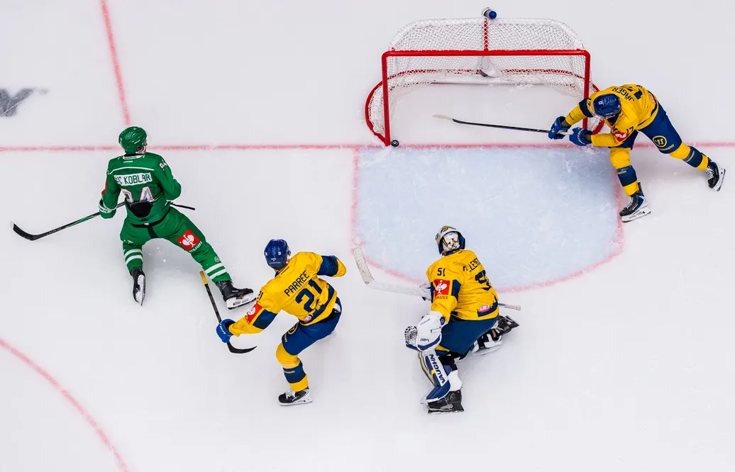Tinus Luc Koblar nätar för Rögle i CHL-mötet med Davos.