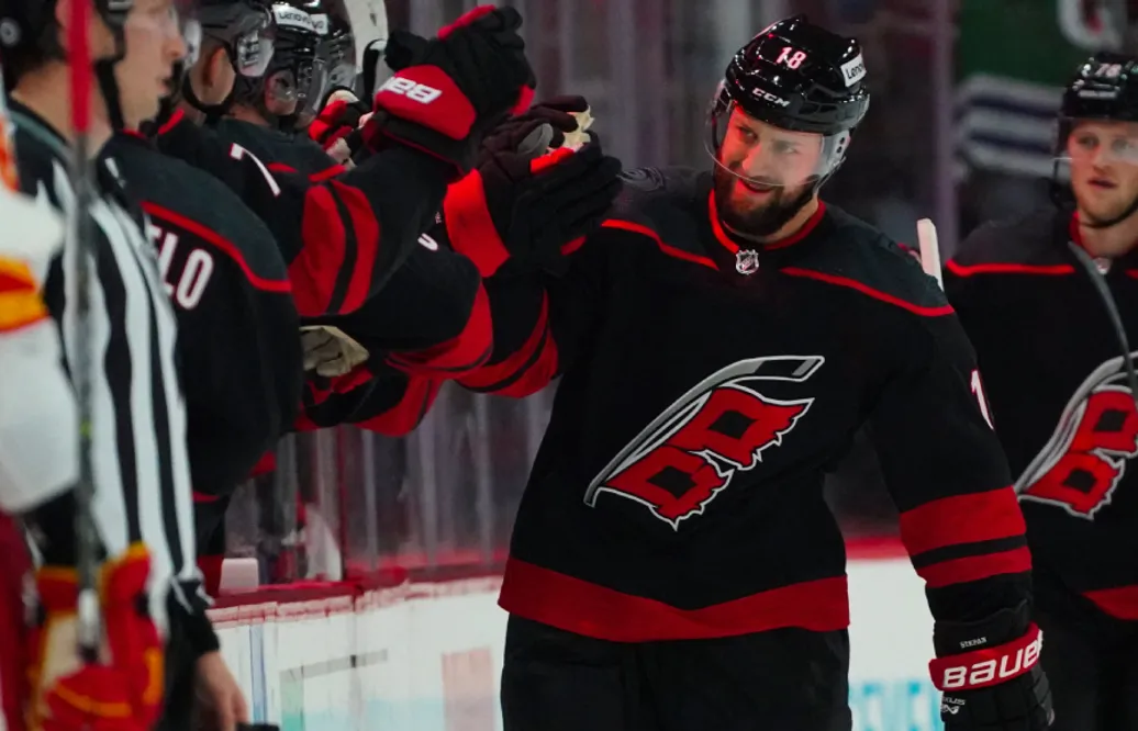 Derek Stepan klar för Carolina Hurricanes