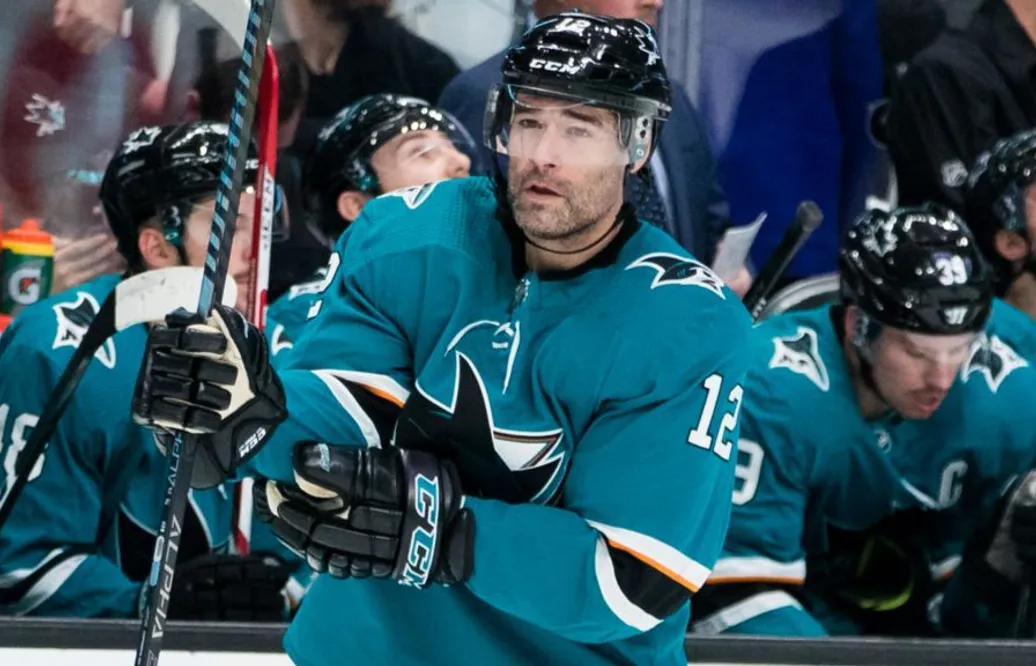 Veteranen skriver nytt kontrakt – jagar mäktiga NHL-rekordet