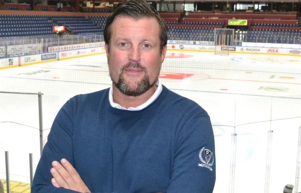 TV: Därför sparkade Färjestad sportchefen