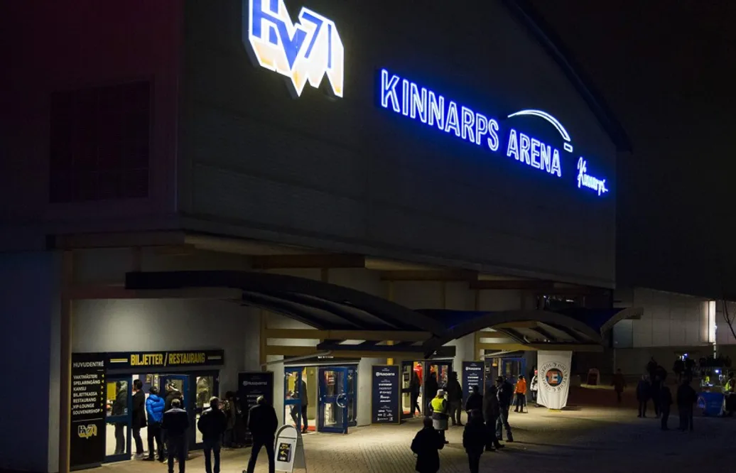 Efter tumultet i första matchen – nu stänger HV71 av sex personer