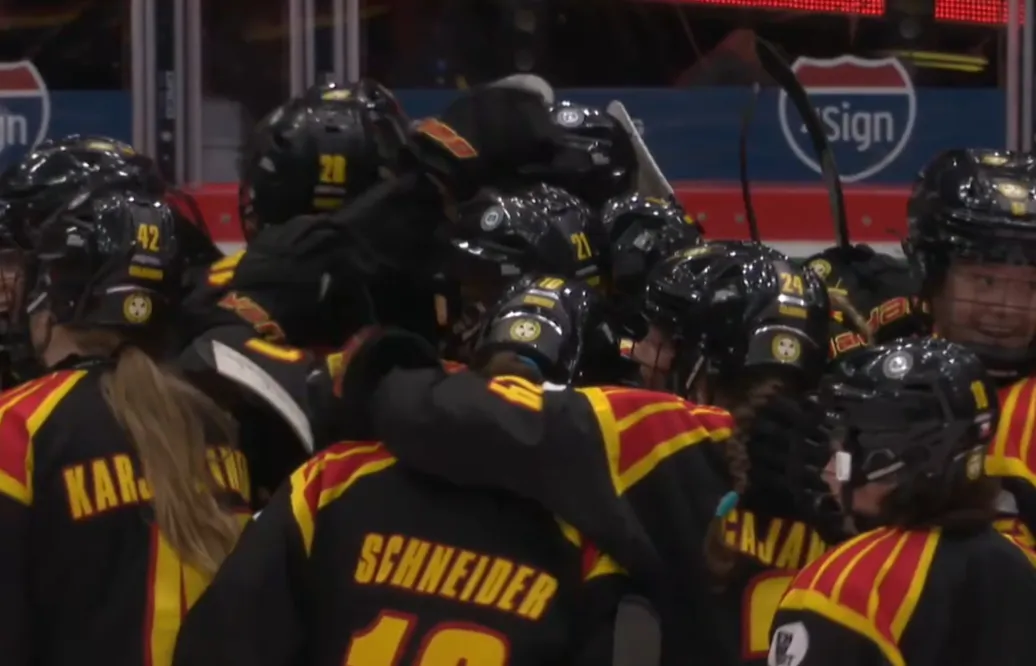 Julia Östlund avgör för Brynäs – vinner första semifinalen efter förlängningsrysare
