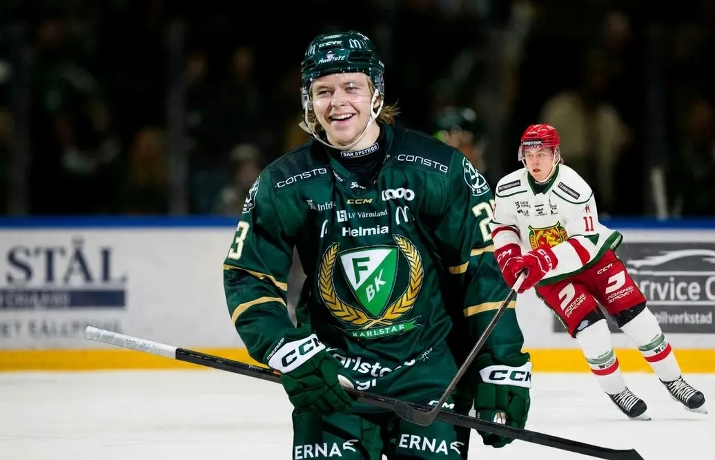Mikkel Eriksen gjorde första SHL-målet efter ett hektiskt dygn.
Foto: Bildbyrån/montage