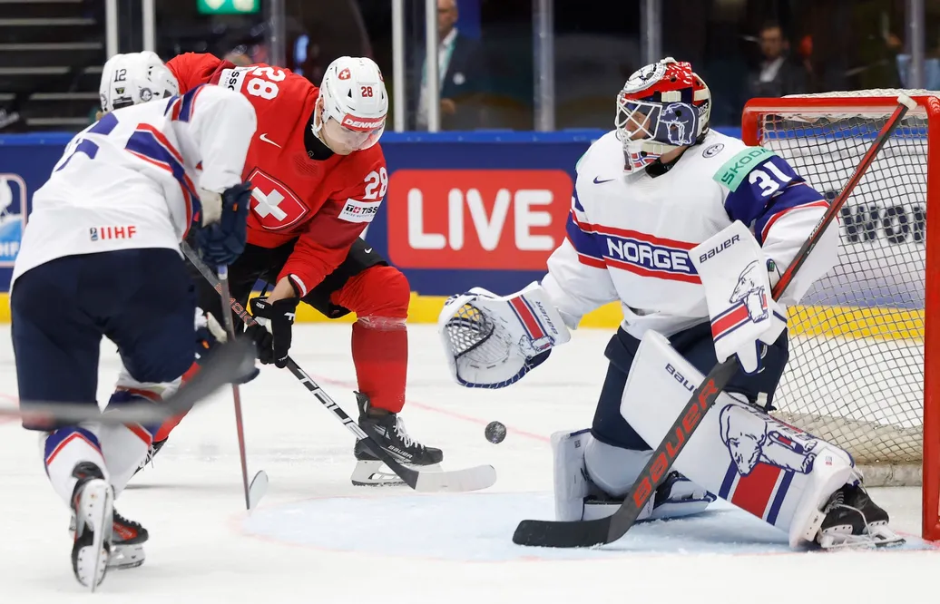 Örebros Noah Steen och Jonas Arntzen försvarar i matchen mot Schweiz i Herning under årets hockey-VM