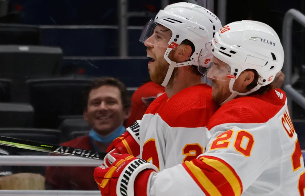 Osäker framtid för Elias Lindholm i Calgary Flames: “Ett pågående arbete”
