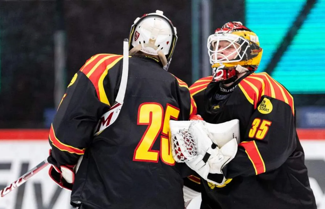 Oliver Håkanson utbytt i SHL-debuten från start