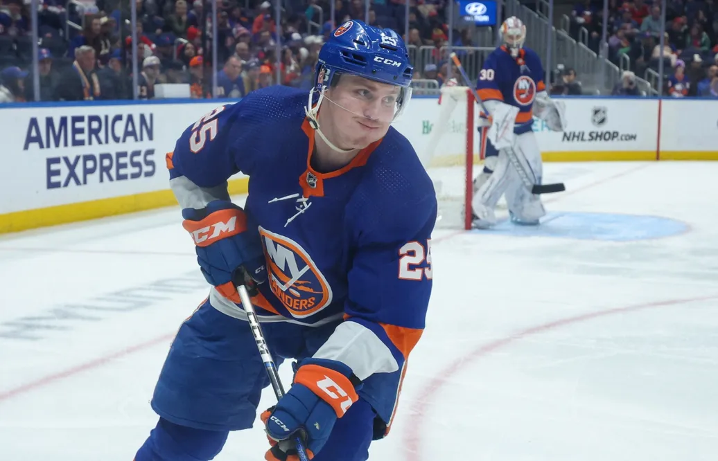 240403 Ishockey, NHL Apr 2, 2024; Elmont, New York, USA; New York Islanders defenseman Sebastian Aho (25) moves the puck against the Chicago Blackhawks during the third period at UBS Arena. Mandatory Credit: Thomas Salus-USA TODAY Sports Â© BildbyrÃ¥n - COP 268 - SWEDEN ONLY
