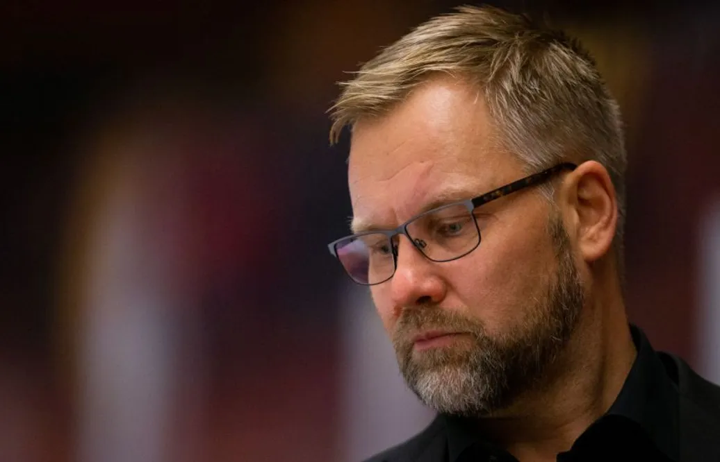 Sågar sig själv: "Står och sover"