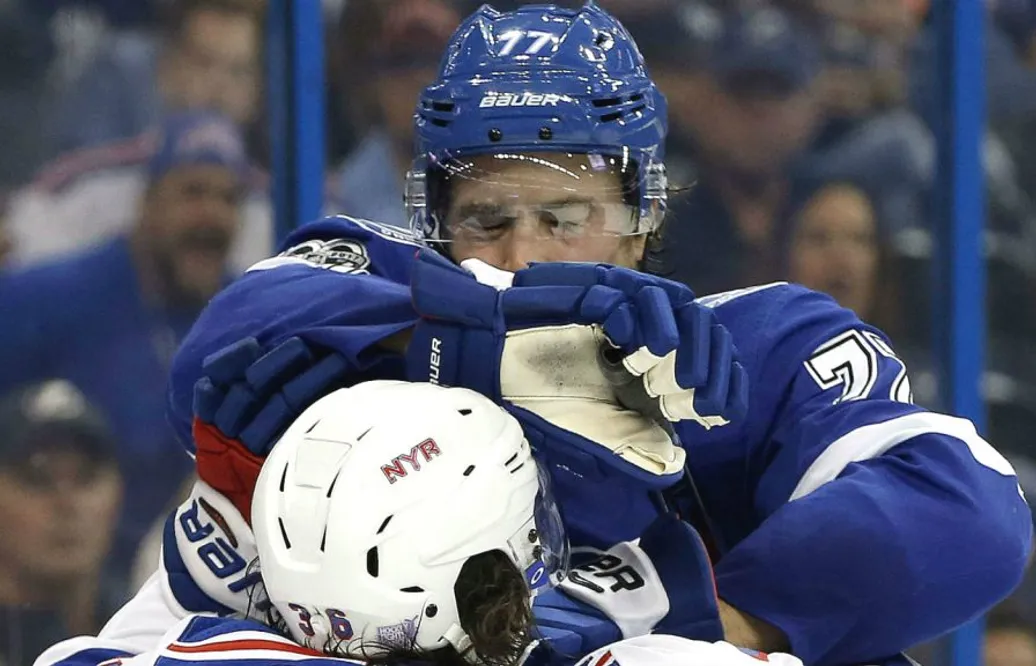 171 cm vs. 198 cm – här försöker Mats Zuccarello ge sig på Victor Hedman