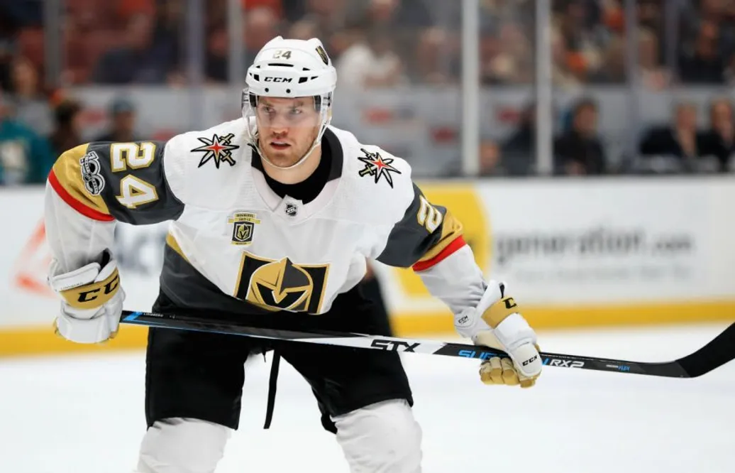 Sänktes av ful tackling – Vegas-svensken skadad: ”Inte vackert”