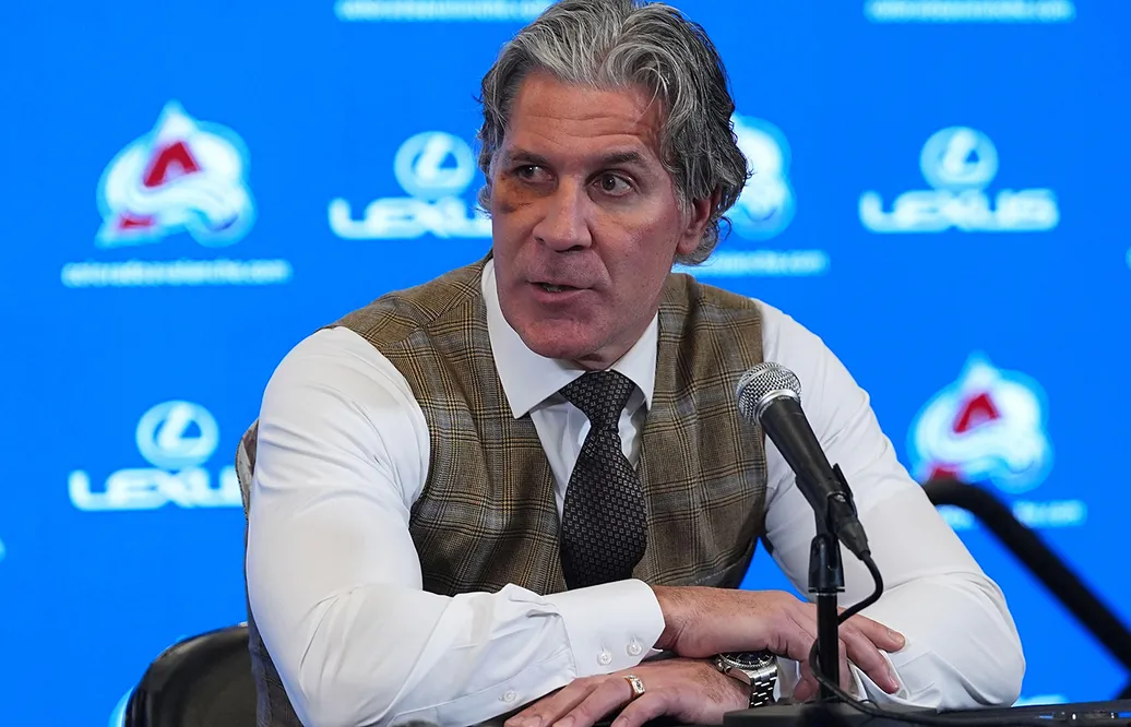 Jared Bednar blir kvar i Colorado Avalanche i flera år framöver. 
