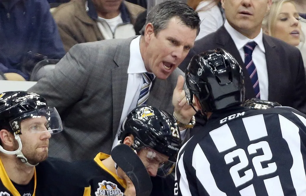 NHL-coachen avslöjad som mjukis: ”Han tror att han är en av oss”