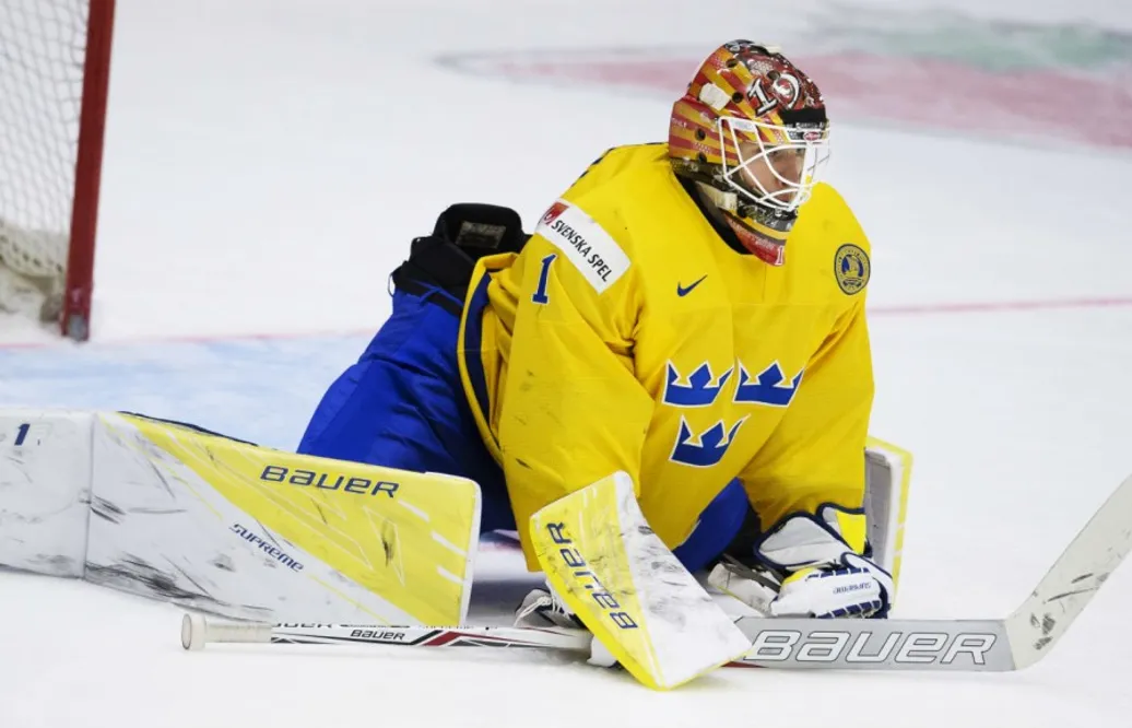 Juniorkronorna vann klart mot Kanada