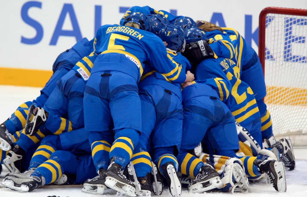 Damkronornas hjältar firar OS-bronset 2002