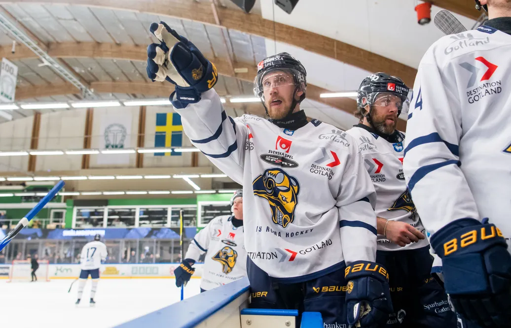 Karl Påhlsson följer med upp i Hockeyallsvenskan. 