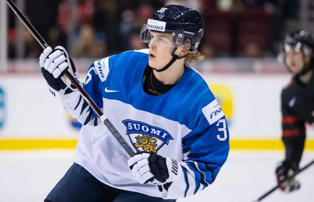 Anttoni Honka skriver på för Carolina Hurricanes