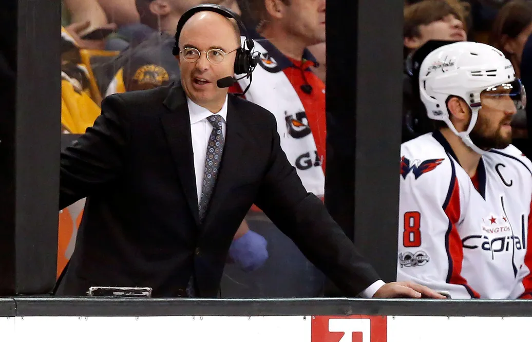 Pierre McGuire från sin position mellan båsen under en sändning.