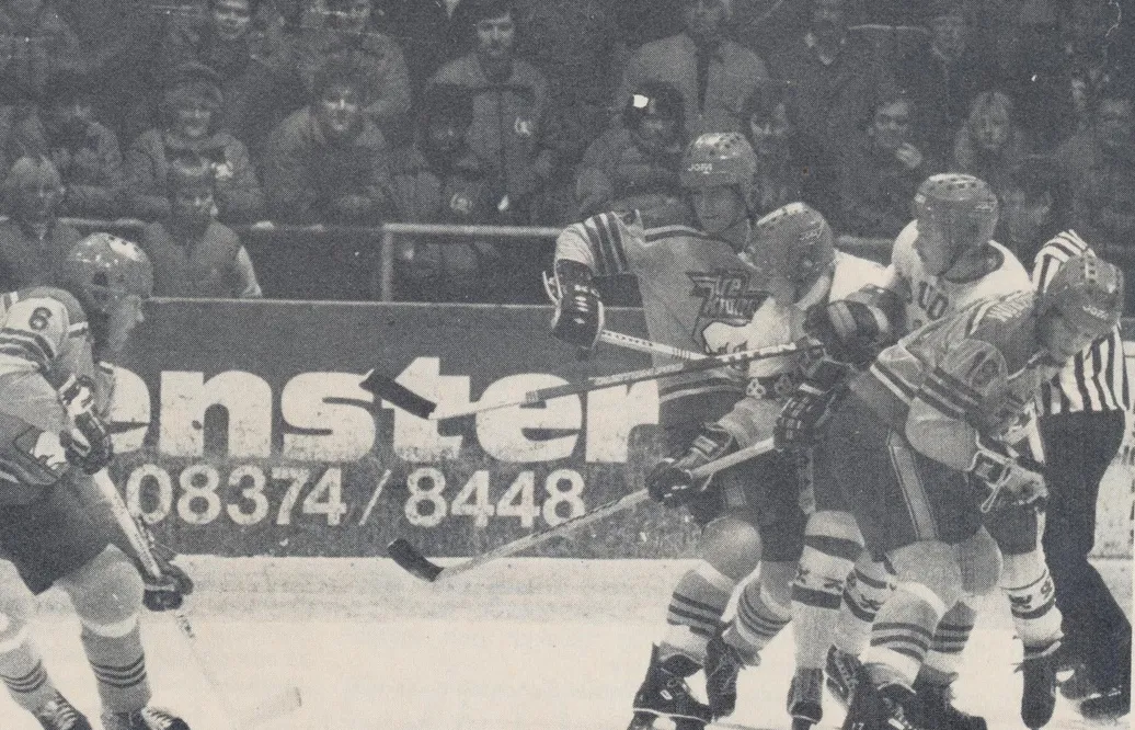 Peter Sundström, Patrik Sundström och Roger Hägglund mot Finland i JVM 1981. Arkivbild.