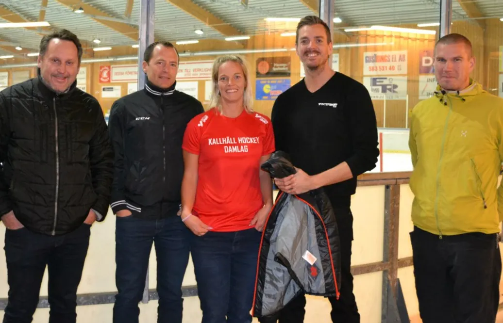 Två månader efter den ödesdigra branden – nu lever hockeyn igen: ”Uppbackningen har varit enorm”