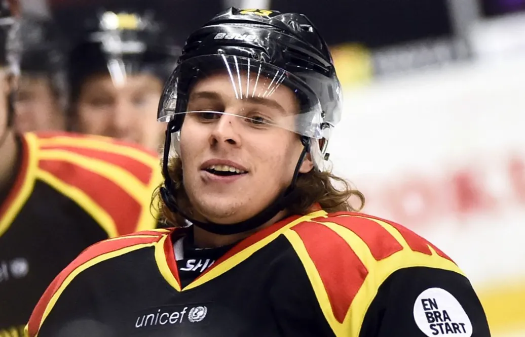 Nu glänser Brynäs genombrottsback i juniorlandslaget också