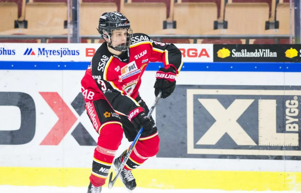Beröm haglar in efter SHL-debuten: ”En blivande storback”