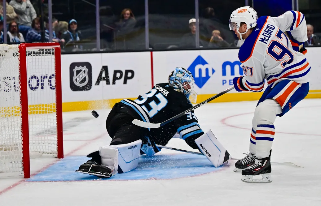 Connor McDavid med ett av sina två mål mot Utah Mammoth. Foto: Peter Creveling-Imagn Images