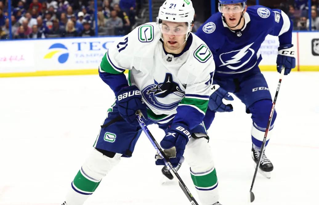Nils Höglander förlänger med Vancouver Canucks