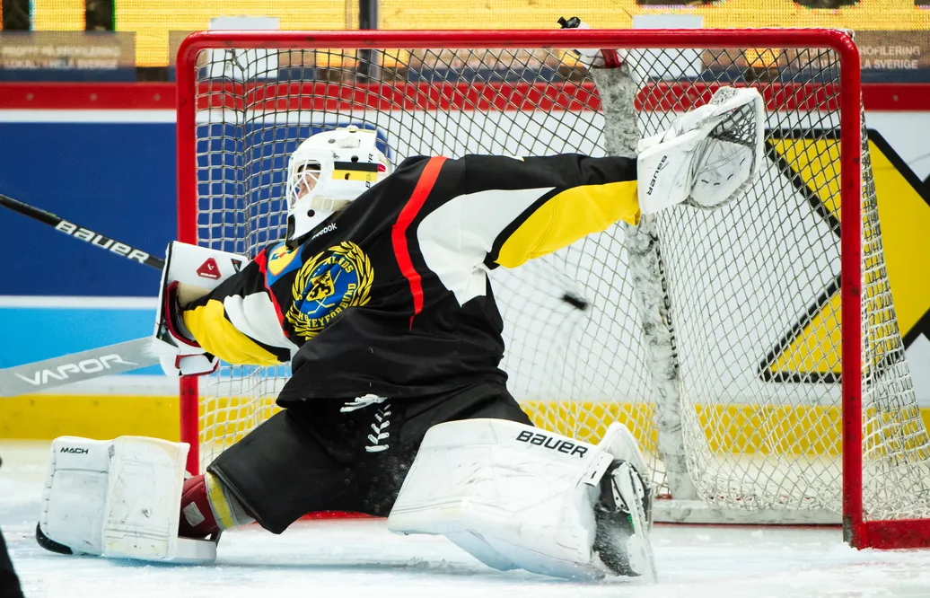 Hampus Flodqvist representerade Södermanland i TV-pucken 2023. Här får han släppa in en puck mot Stockholm Nords Viggo Björck. 
Foto: Jens Carlsson / BILDBYRÃN / COP 344 / JC0003