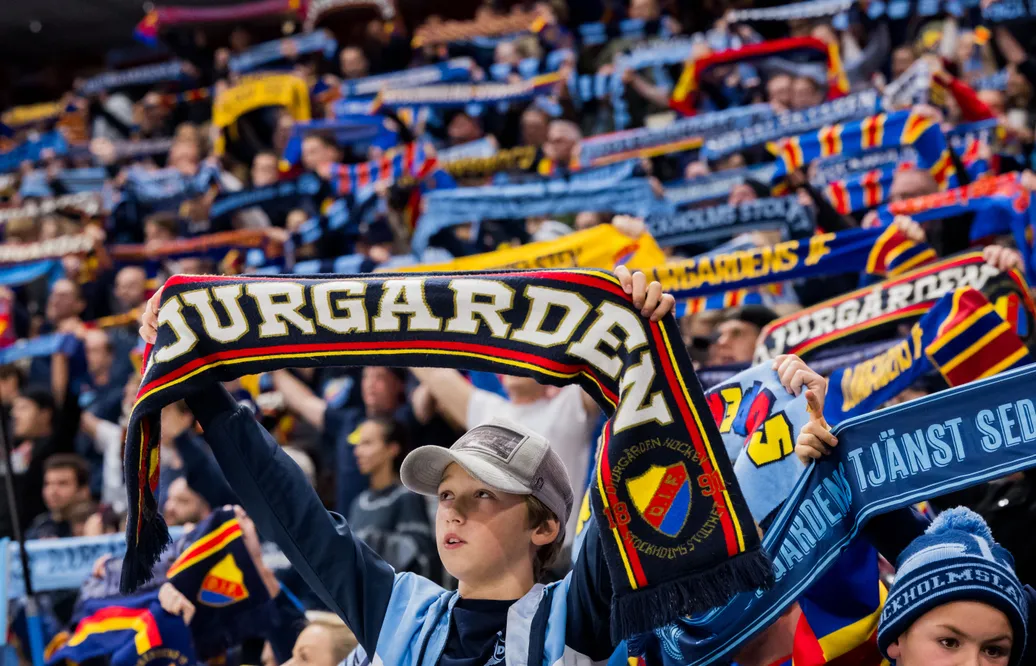 Djurgårdens supportrar under mötet med Färjestad 1 oktober. 
