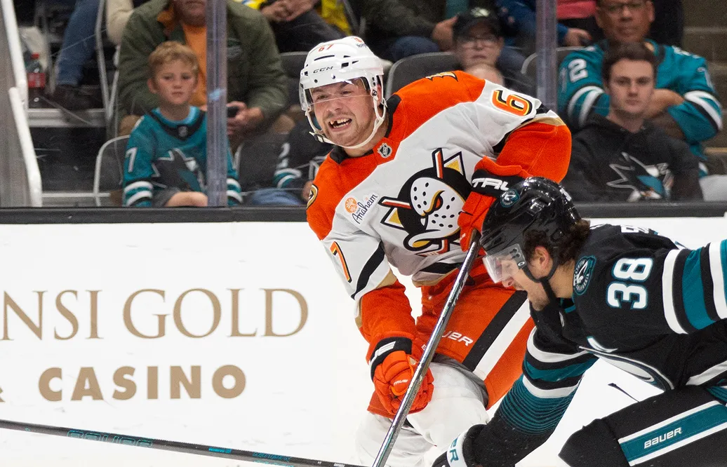 Tristan Luneau skriver på ett nytt kontrakt i Anaheim Ducks.