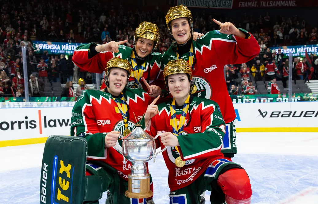 Frölundas Maja Helge, Ebba Westerlind, Edit Danielsson och Nellie Svensson jublar med pokalen efter final tre i SDHL mellan Frölunda och Luleå den 16 mars 2025. 
Foto: Bildbyrån
