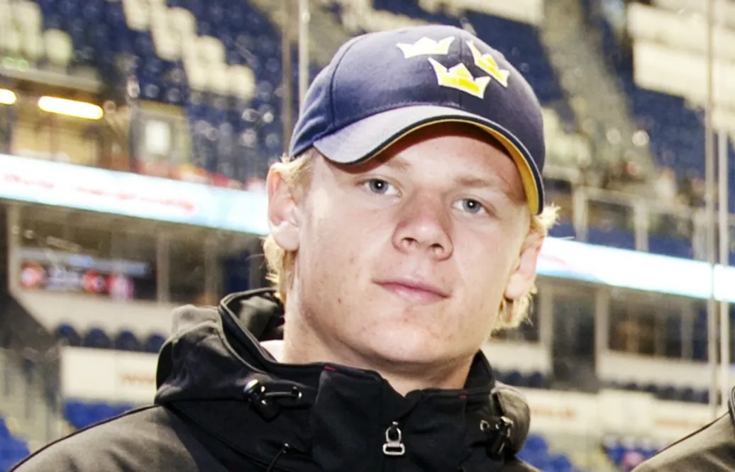 Utsågs till bäste back i TV-pucken – nu flyttar han hem från Nordamerika