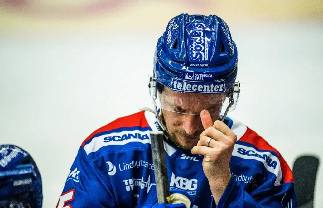 Johannes Salmonsson fälls för huvudtacklingen