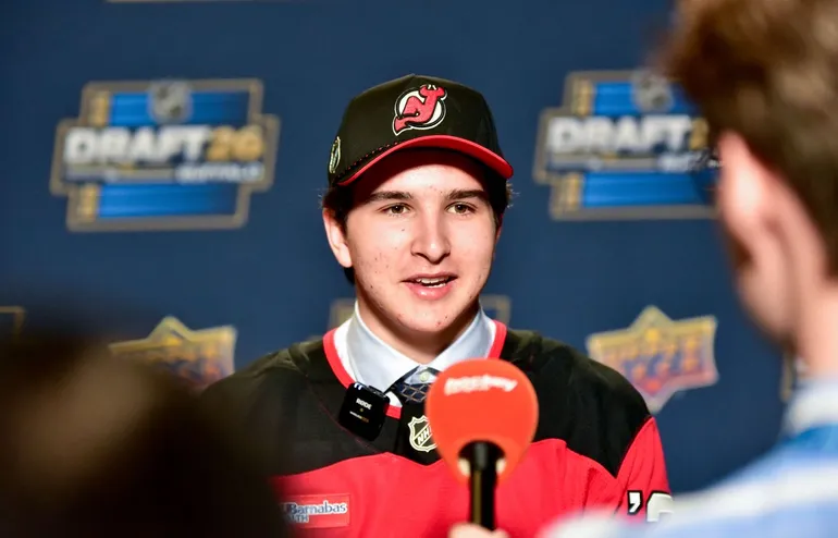 En sprudlande Alexander Command efter att ha blivit draftad.