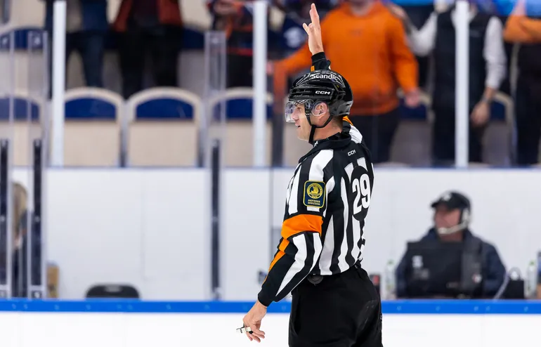 I SHL och Hockeyallsvenskan kan domarna numera dela ut misconduct till spelare som förstärker eller filmer.
Foto: Jonas Ljungdahl / BILDBYRÅN