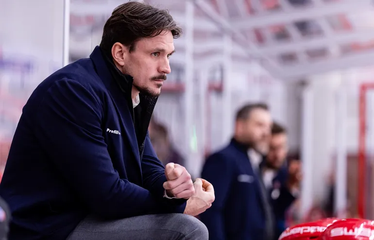 Tränaren tackas av i Troja-Ljungby