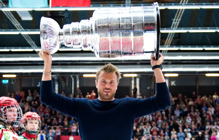 Viktor Stålberg, här med Stanley Cup-bucklan 2013, är ny NHL-expert på Disney+.
Foto: Daniel Stiller / BILDBYRÅN