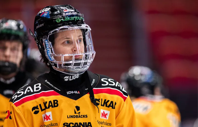 Superstjärnan stannar - har förlängt