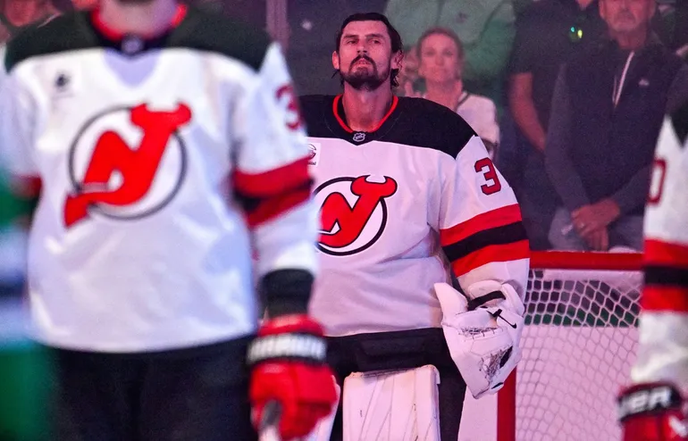 Connor Hellebuyck vinnare i debuten.