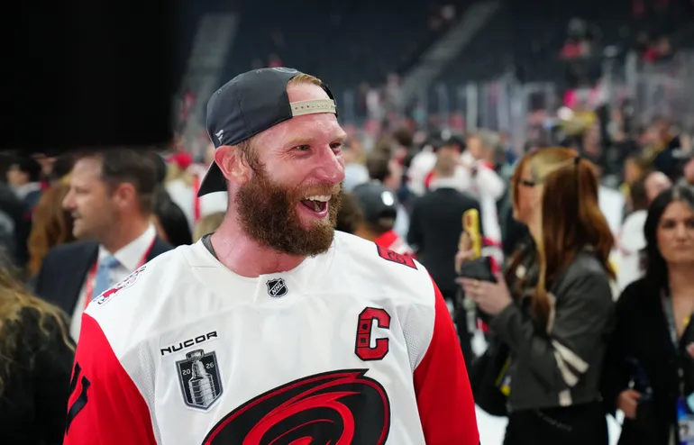 Jordan Staal jublar efter Stanley Cup-vinsten 2025/26.