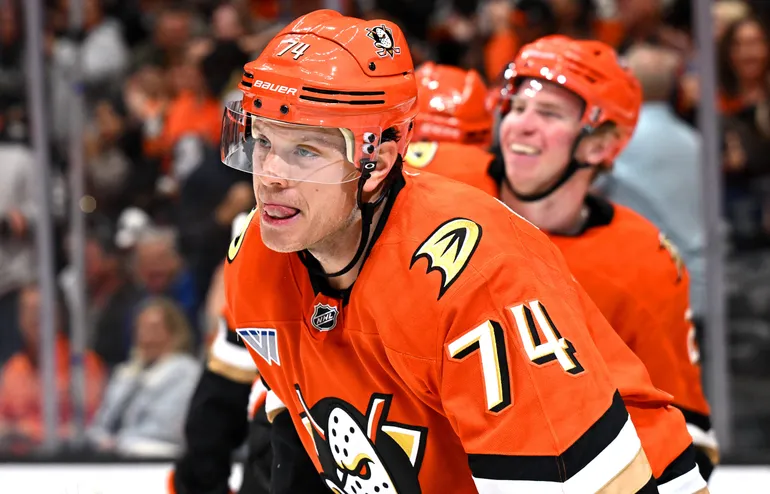 John Carlson lämnar Anaheim Ducks efter sin korta sejour i klubben. Foto: Griffin Hooper-Imagn Images