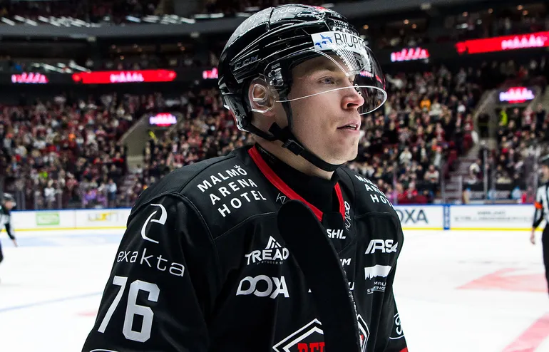 Tomi Sallinen får leta efter en ny klubb med säsongen precis runt hörnet. 
