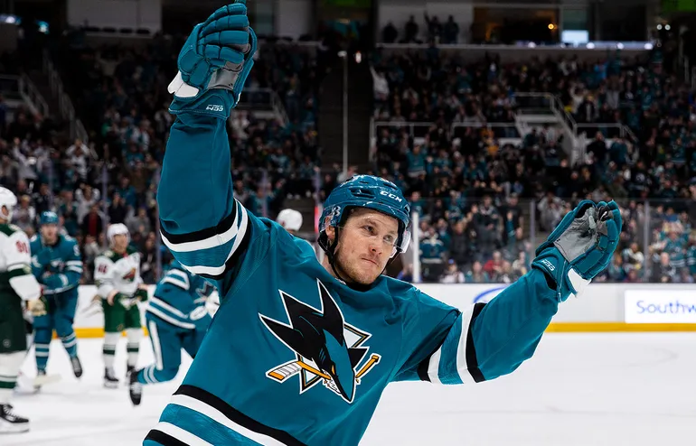Jeff Skinner flyttar till Schweiz efter 1 110 NHL-matcher.