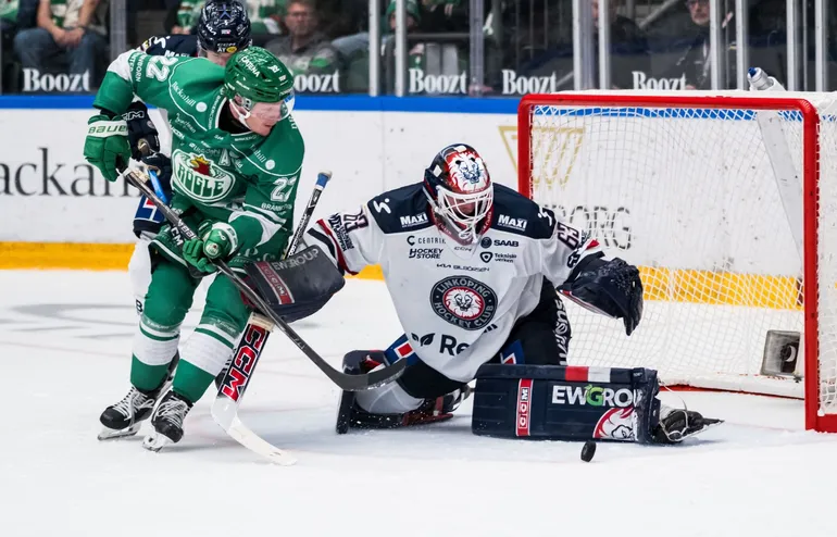 Rögle fick till slut hål på Högberg. 
Foto: Bildbyrån